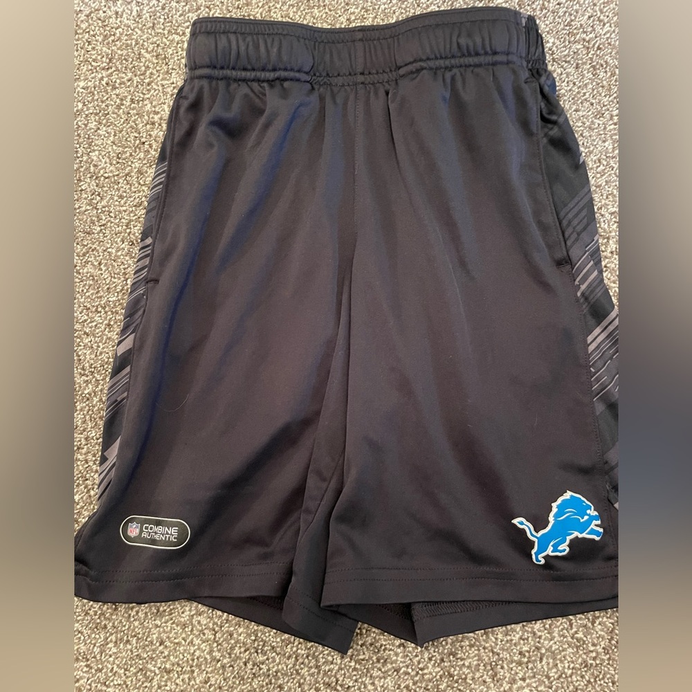 Under Armour boys shorts, youth small.